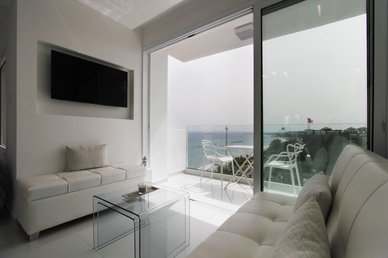 The White Pearl Suite - Beach Front City Centre With Sea View. Limassol Exteriör bild