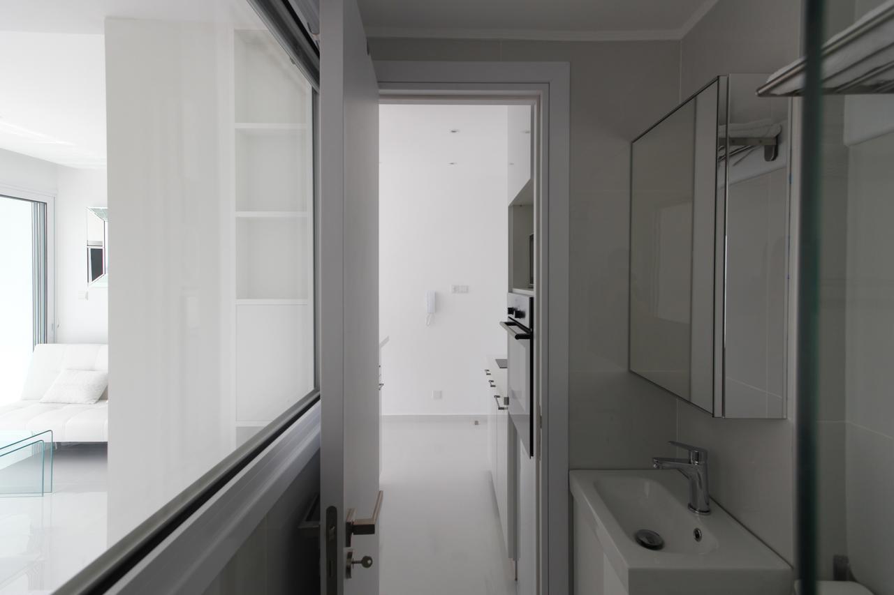 The White Pearl Suite - Beach Front City Centre With Sea View. Limassol Exteriör bild